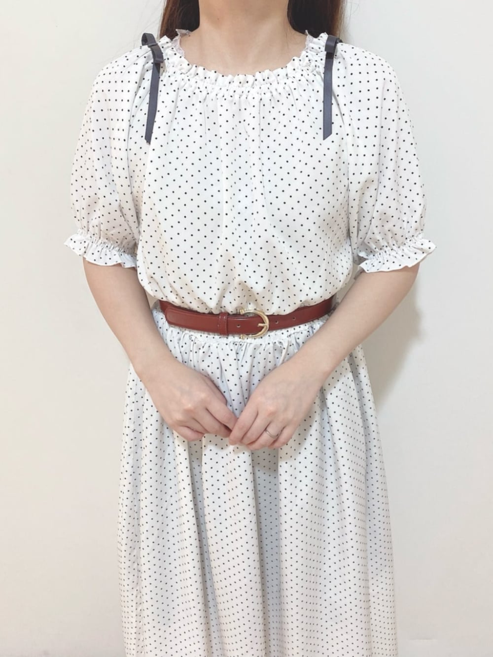 ホワイト系のサンダル、ホワイト系のワンピースを着用したレディースの夏コーディネートの3枚目の写真