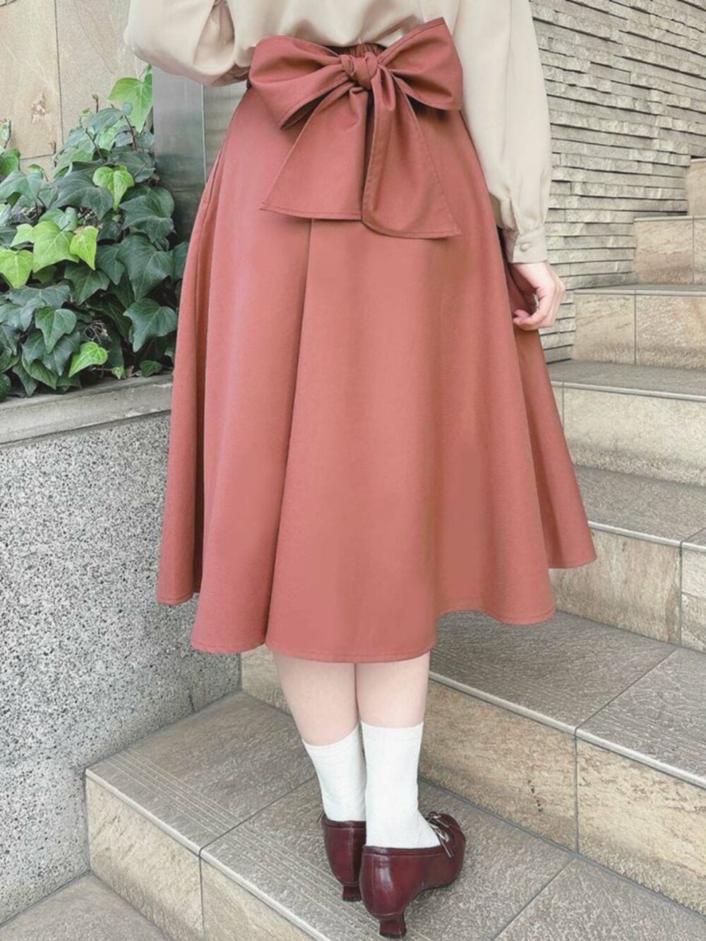 ベージュ系のシャツ/ブラウス、レッド系のパンプス、レッド系のスカートを着用したレディースの冬コーディネートの2枚目の写真