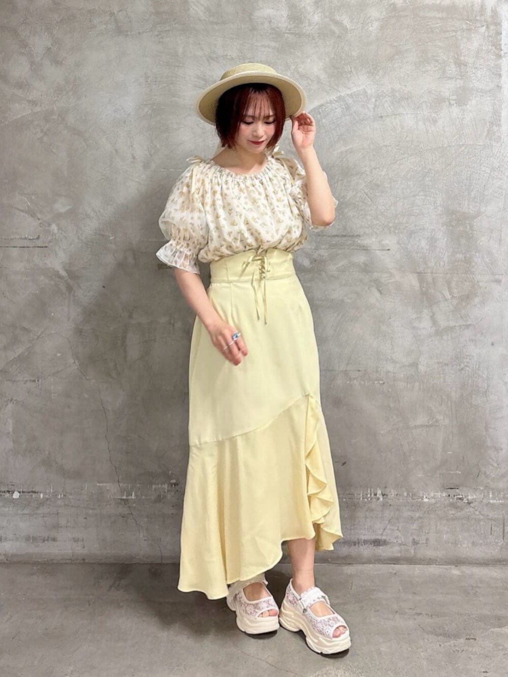 ホワイト系のサンダル、イエロー系のシャツ/ブラウス、ベージュ系のハットを着用したレディースの春コーディネートの2枚目の写真