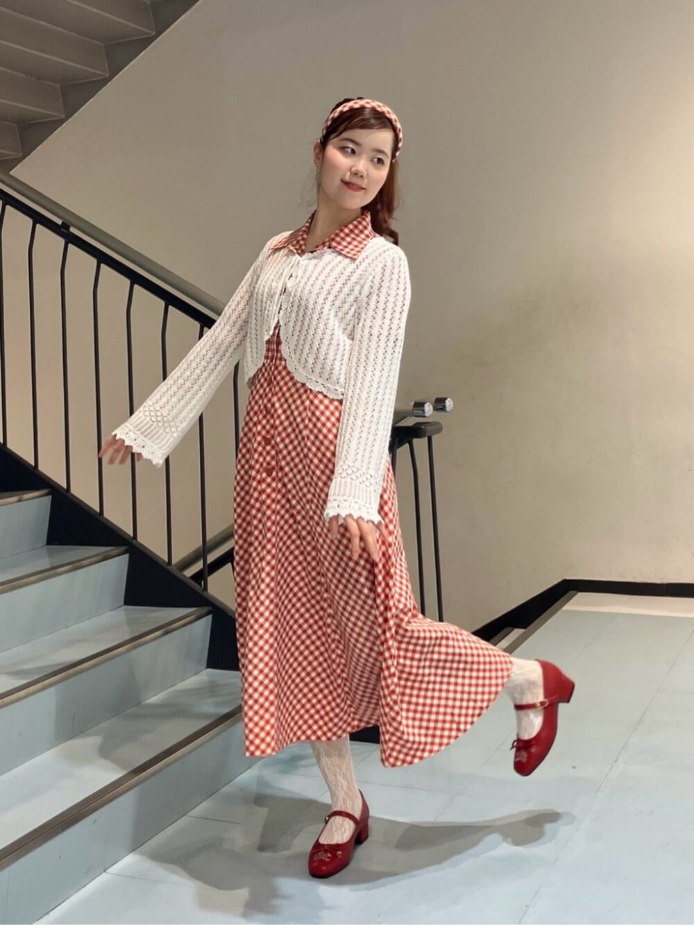 ホワイト系のカーディガン/ボレロ、ホワイト系のワンピース、レッド系のパンプスを着用したレディースの春コーディネートの2枚目の写真