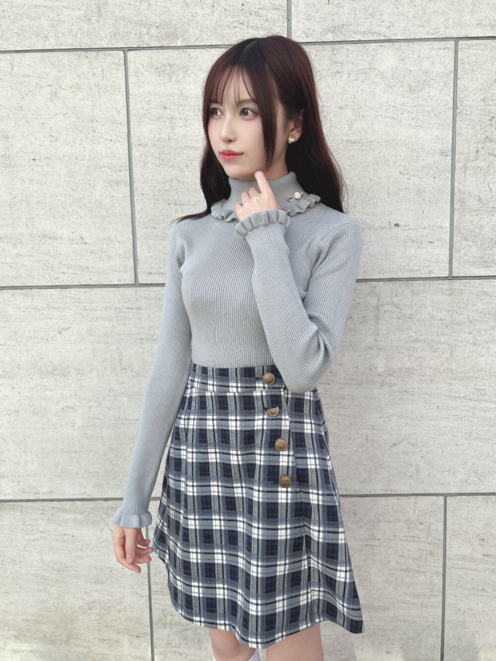 ベージュ系のパンプス、ブルー系のスカート、グレー系のニット/セーターを着用したレディースの秋コーディネートの2枚目の写真