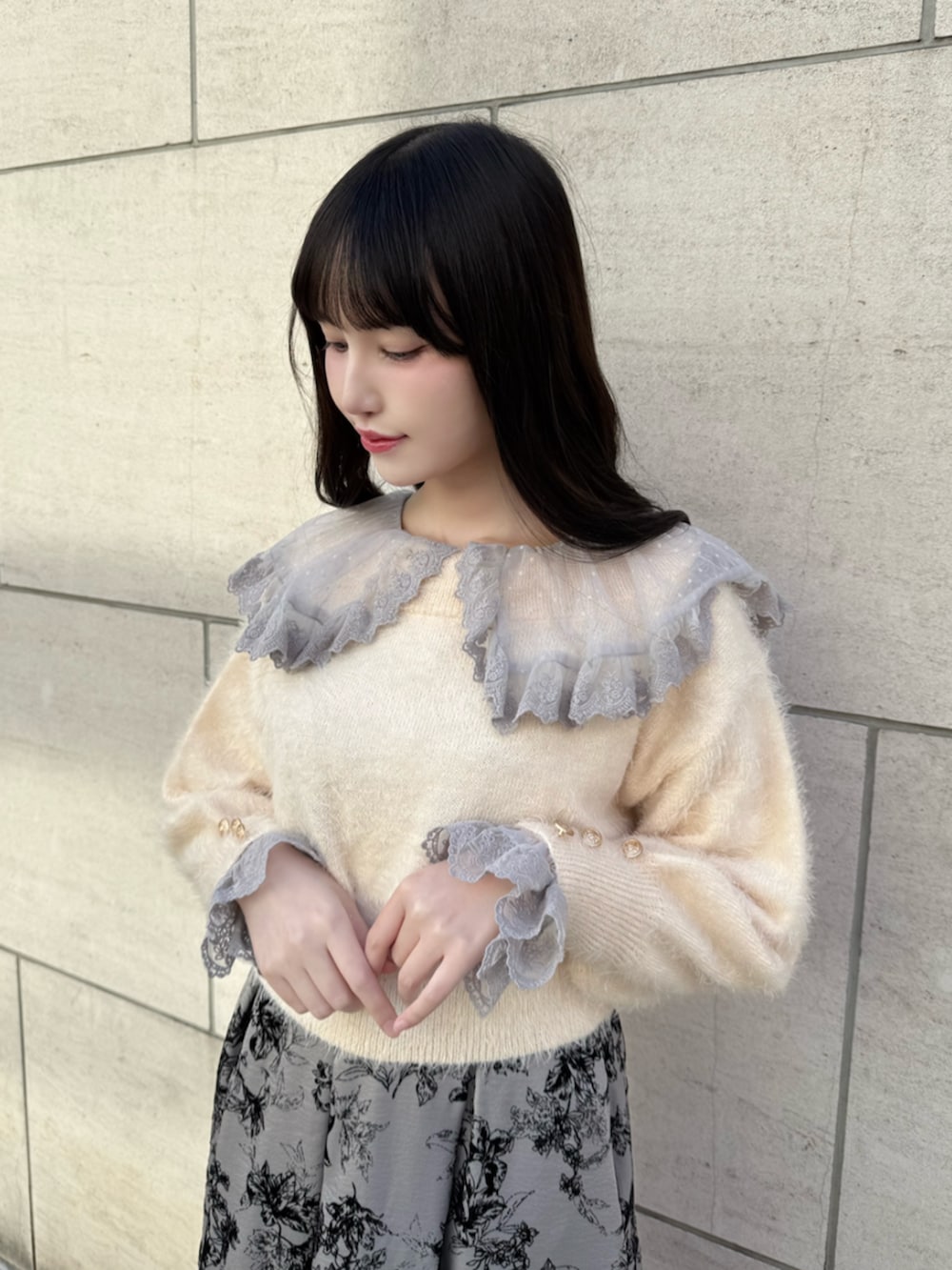 ブラック系のパンプス、グレー系のシャツ/ブラウス、グレー系のスカートを着用したレディースの冬コーディネートの2枚目の写真