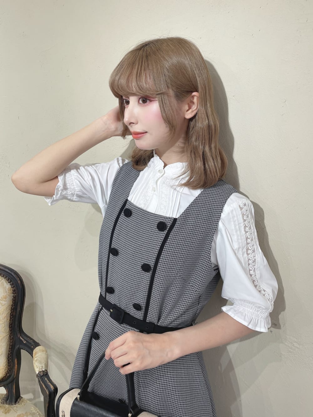 ホワイト系のシャツ/ブラウス、ブラック系のセットアップ、ブラック系のハンドバッグを着用したレディースの秋コーディネートの4枚目の写真