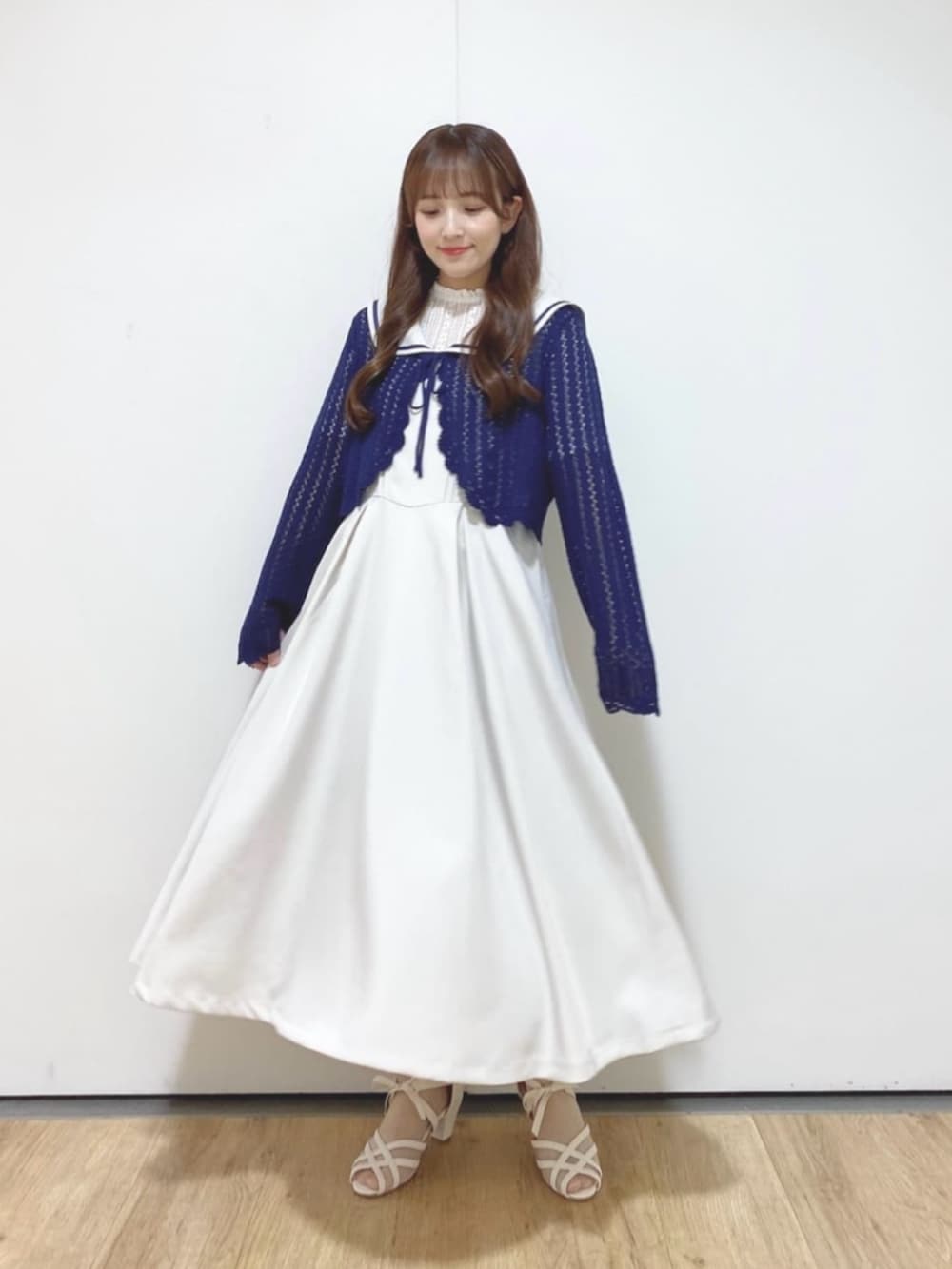 ホワイト系のサンダル、ホワイト系のTシャツ/カットソー、ホワイト系のジャンパースカートを着用したレディースの夏コーディネートの3枚目の写真