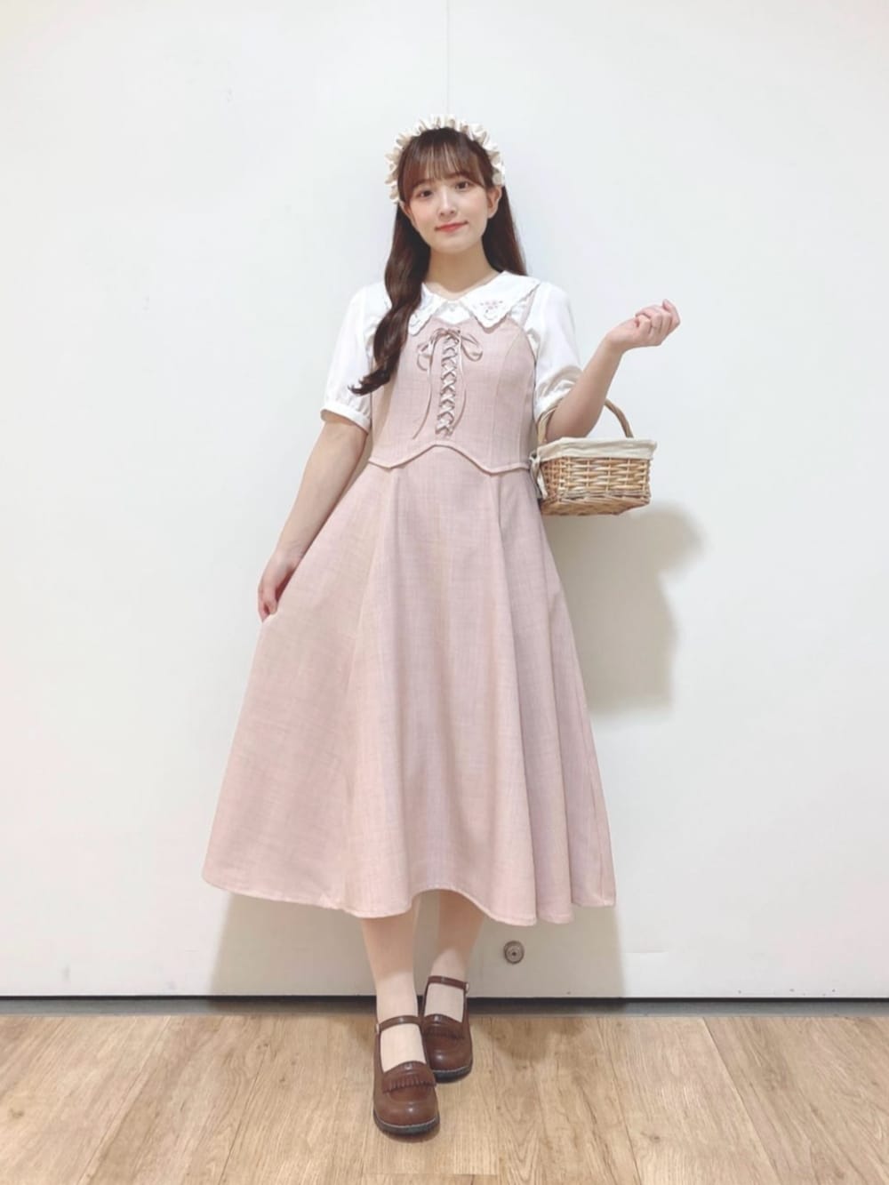 「fint、an another angelus、骨格ウェーブ、イエベ春、低身長、春コーデ、夏コーデ、お出かけコーデ、ディズニーコーデ、ガーリー、ワンピーススタイル、レースアップ、刺繍、ブラウス、ローファー」｜「F i.n.tのストラップローファー（ローファー、ブラウン系）」を使った、F i.n.tさん（骨格ウェーブ・レディース・150cm）の春コーディネートの2枚目の写真
