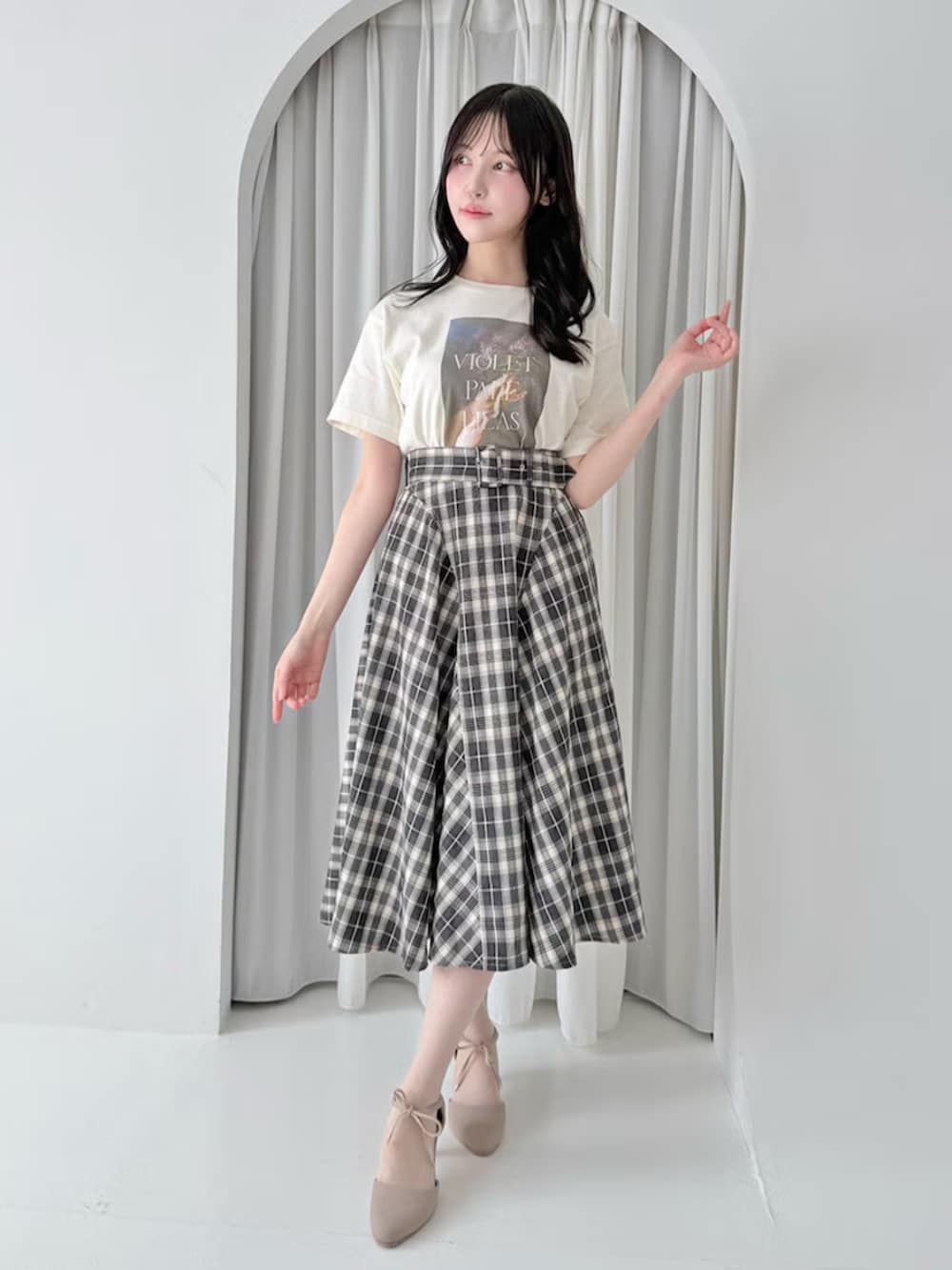 ピンク系のパンプス、ブラック系のスカート、パープル系のTシャツ/カットソーを着用したレディースの夏コーディネートの2枚目の写真
