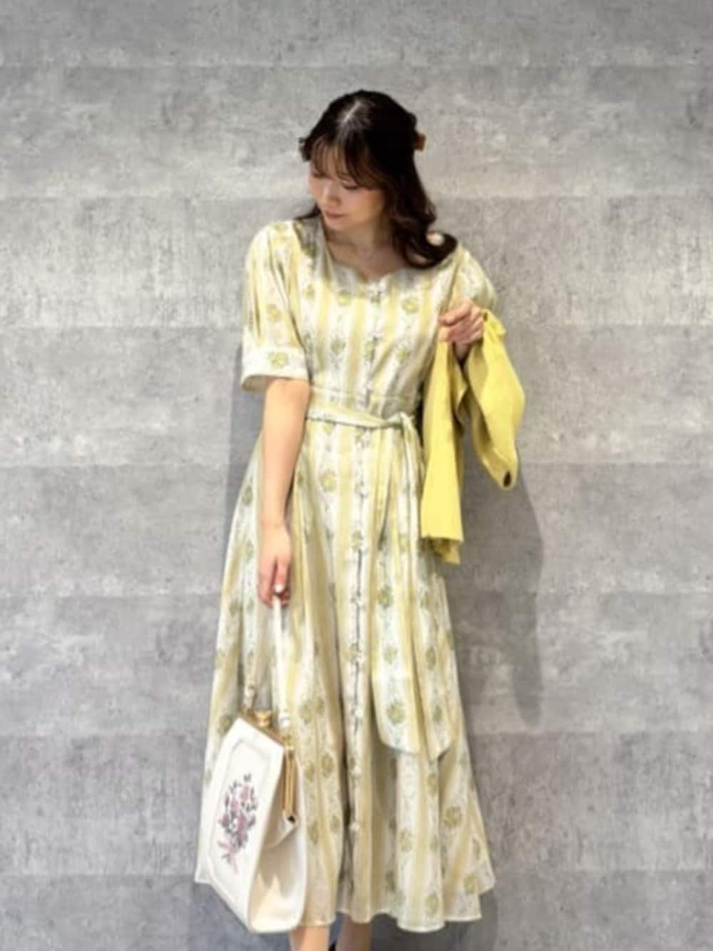 「fint、an another angelus、骨格ウェーブ、イエベ春、低身長、春色、春コーデ、ワンピーススタイル、ワンピース、リボン、プリント、オリジナル、カーディガン、イエロー、刺繍バッグ」|「an another angelusのワンストラップスクエアトゥパンプス(パンプス、レッド系)」を使った、F i.n.tさん(骨格ウェーブ・レディース・150cm)の冬コーディネートの2枚目の写真