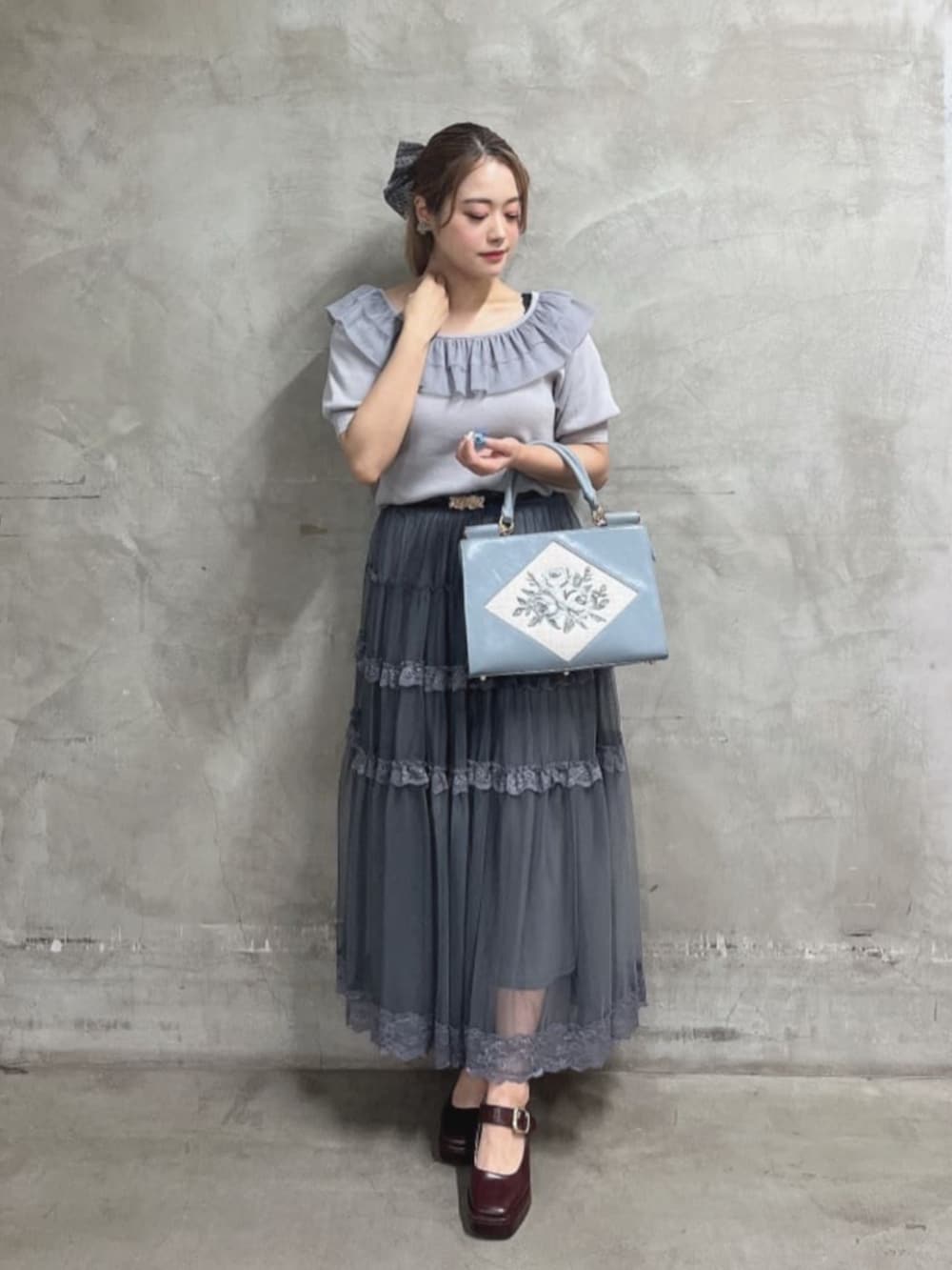 「fint、an another angelus、骨格ストレート、ブルベ冬、夏コーデ、お出かけコーデ、モノトーン、モノトーンコーデ、グレー、ニット、フリル、チュールスカート、刺繍バッグ、刺繍、厚底シューズ」|「an another angelusの厚底プラットフォームワンストラップパンプス(パンプス、ブラウン系)」を使った、F i.n.tさん(骨格ストレート・レディース・155cm)の夏コーディネートの2枚目の写真