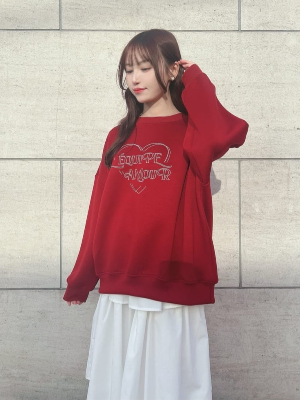 「fint、an another angelus、骨格ウェーブ、骨格ナチュラル、ブルベ、お出かけコーデ、ゆるコーデ、スウェットコーデ、スニーカーコーデ、スウェット、トレーナー、刺繍、赤、ティアードスカート、スニーカー」｜「F i.n.tのレース使いローテクスニーカー（スニーカー、グレー系）」を使った、F i.n.tさん（骨格ウェーブ・レディース・157cm）の冬コーディネートの2枚目の写真