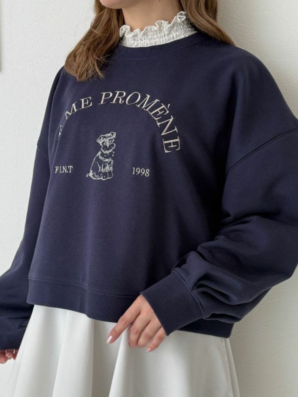 ホワイト系のスカート、ホワイト系のTシャツ/カットソー、レッド系のバレエシューズを着用したレディースの冬コーディネートの3枚目の写真