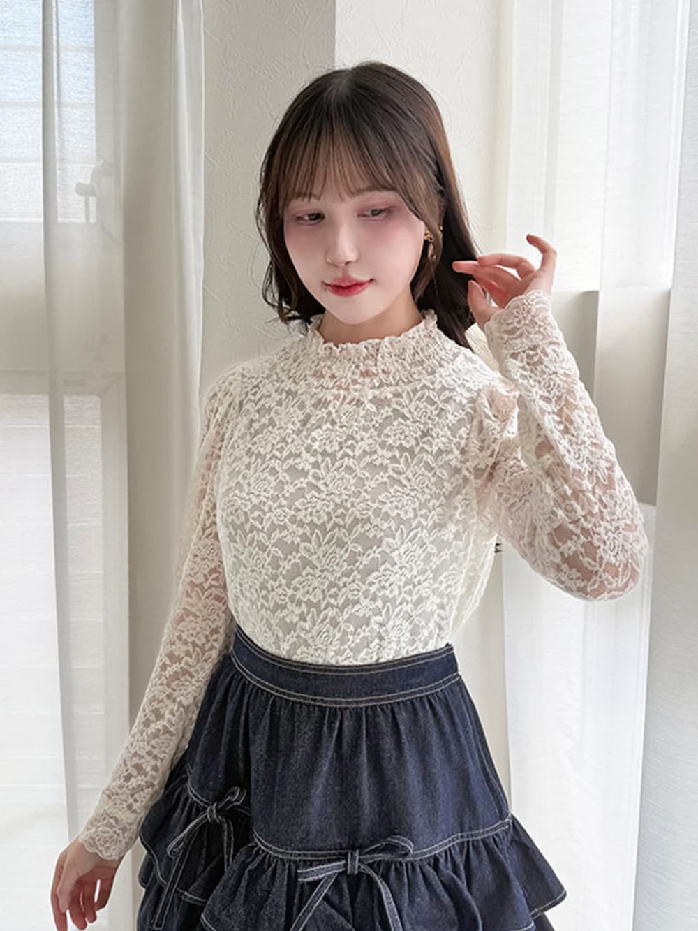 ブルー系のスカート、ホワイト系のTシャツ/カットソー、ホワイト系のタンクトップを着用したレディースの秋コーディネートの2枚目の写真