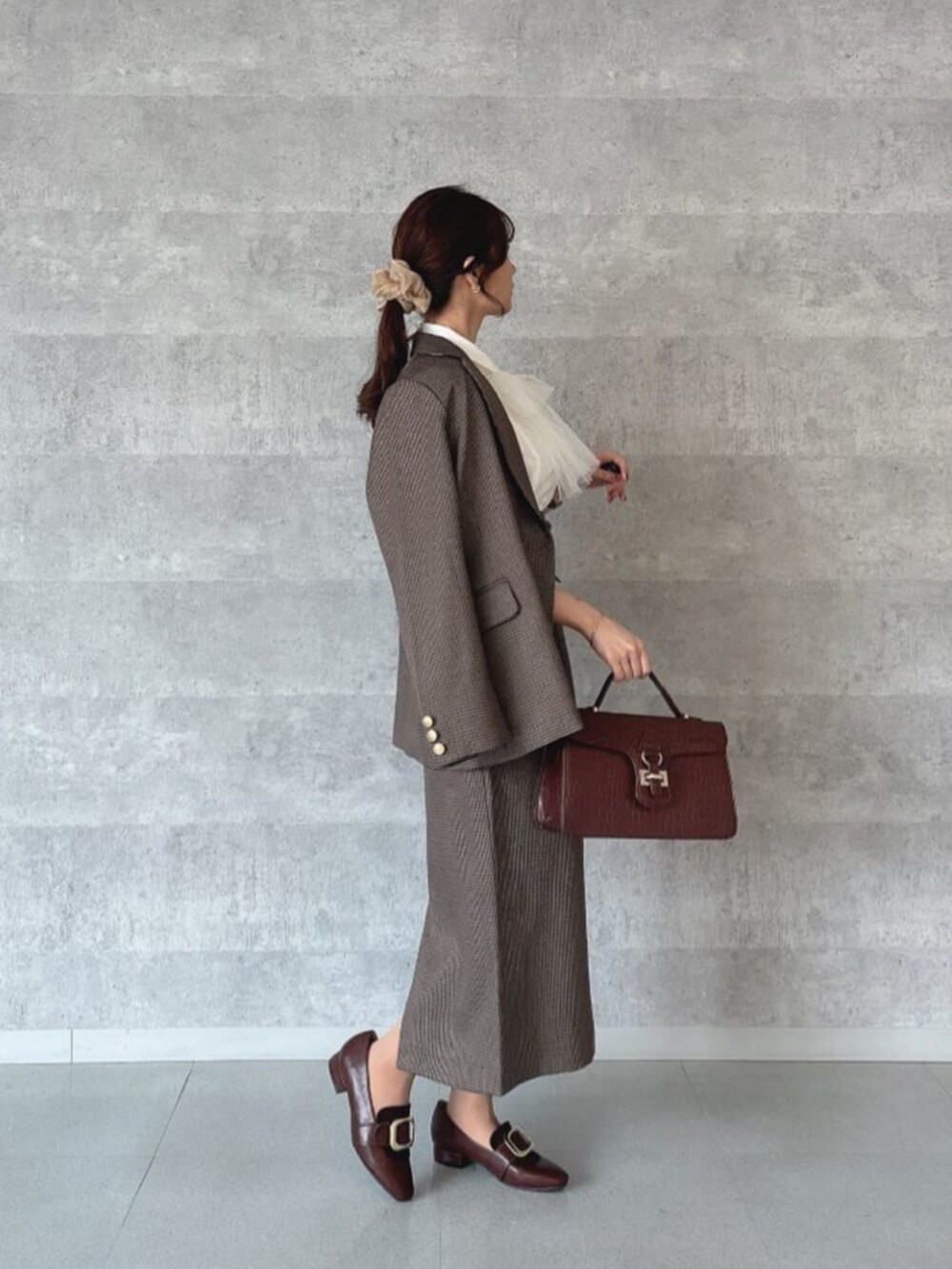 ホワイト系のシャツ/ブラウス、ブラウン系のその他シューズ、ブラウン系のテーラードジャケットを着用したレディースの秋コーディネートの5枚目の写真