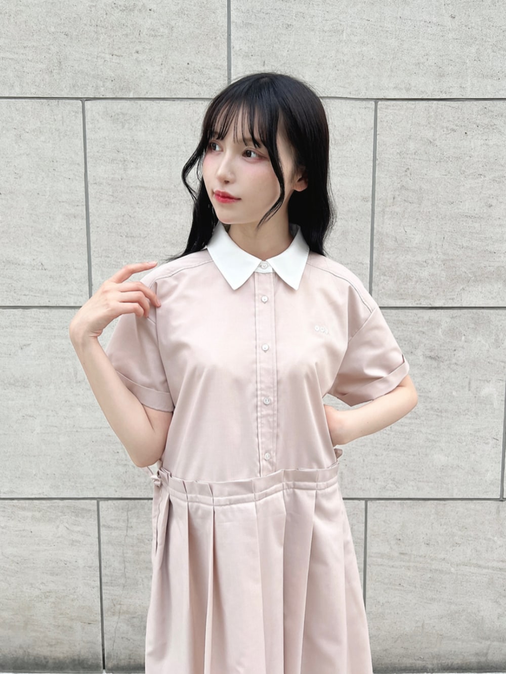 ホワイト系のバックパック/リュック、ホワイト系のサンダル、ピンク系のシャツワンピースを着用したレディースの春コーディネートの2枚目の写真