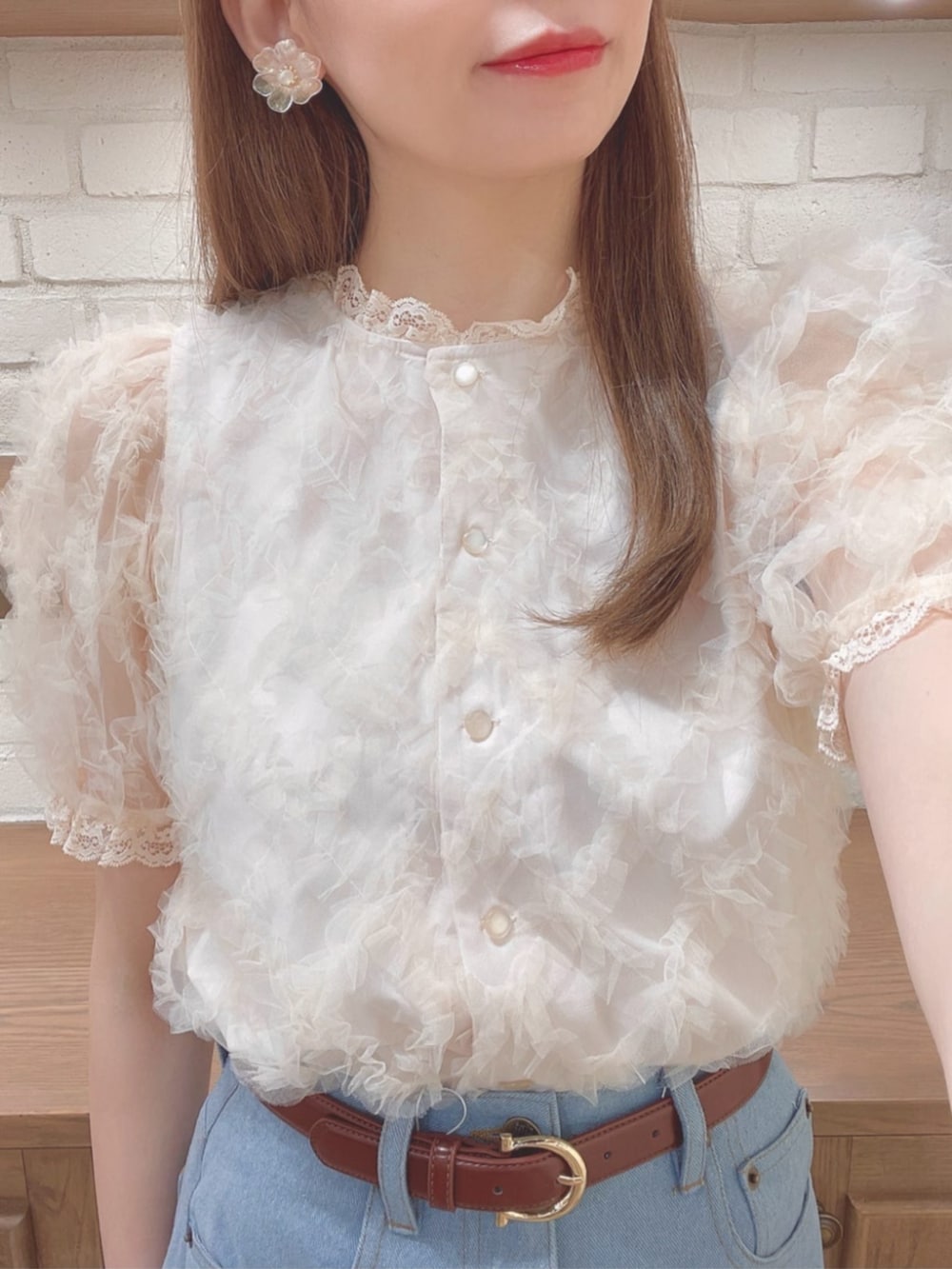 「fint、an another angelus、骨格ナチュラル、ブルべ夏、高身長、春コーデ、お出かけコーデ、シアートップス、レース、シアー、デニム、デニムパンツ、バレエシューズ、レインシューズ」｜「F i.n.tのチュールフリルチェックブラウス（シャツ/ブラウス、ピンク系）」を使った、F i.n.tさん（骨格ナチュラル・レディース・163cm）の春コーディネートの4枚目の写真