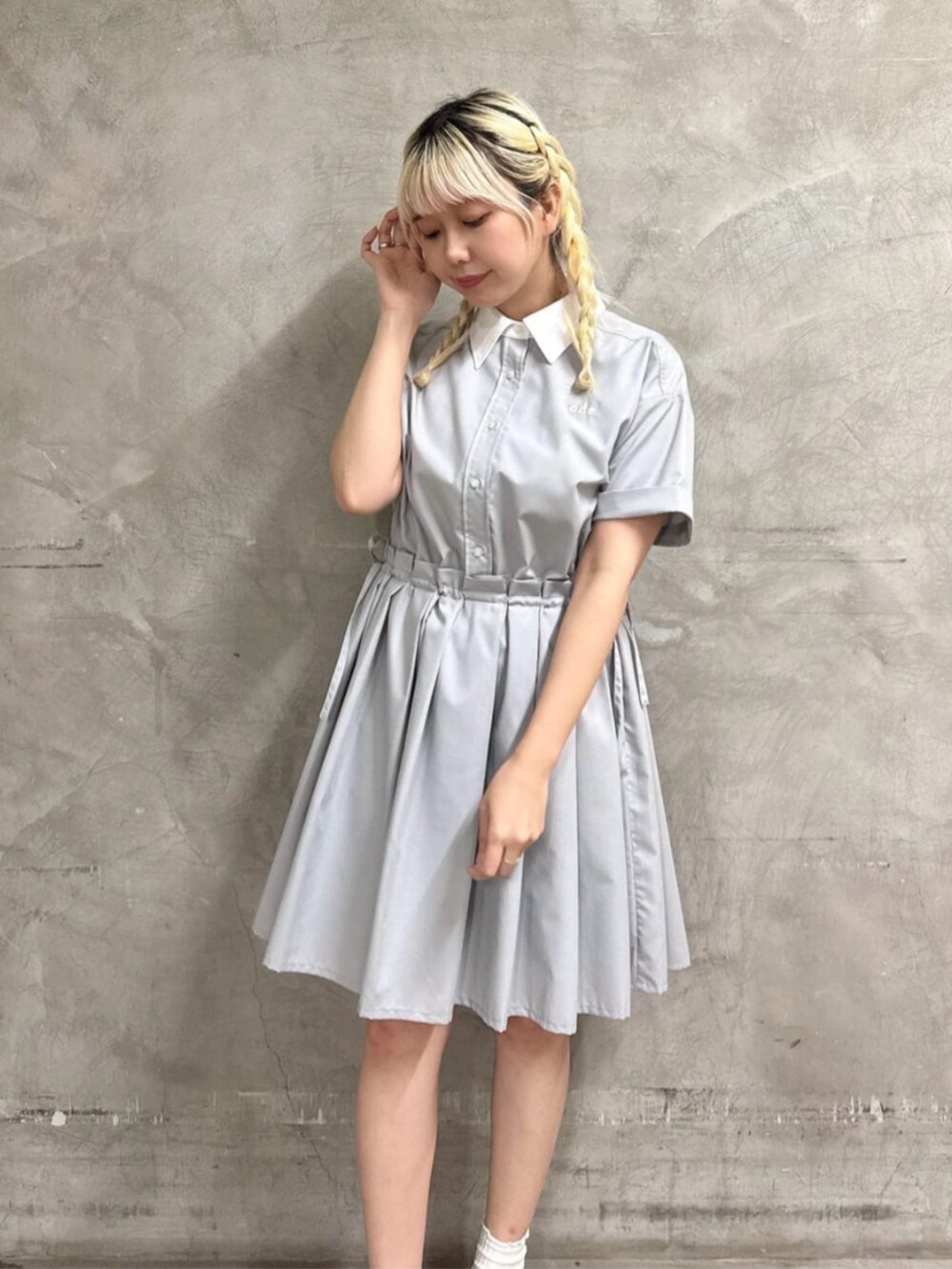 ホワイト系のサンダル、グレー系のシャツワンピースを着用したレディースの夏コーディネートの2枚目の写真