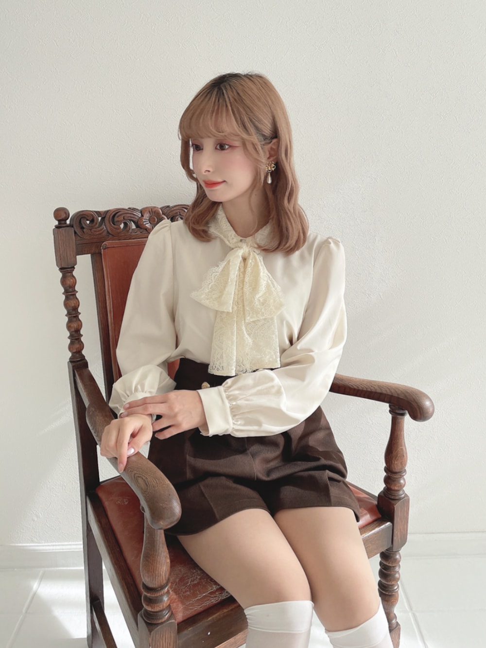 ピンク系のカーディガン/ボレロ、ホワイト系のシャツ/ブラウス、ブラウン系のその他パンツを着用したレディースの秋コーディネートの3枚目の写真