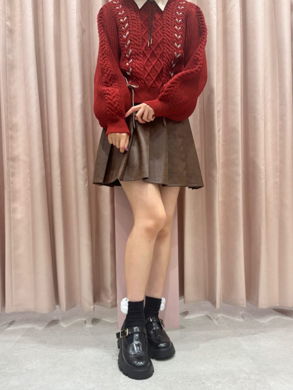 「fint、an another angelus、骨格ウェーブ、イエベ、お出かけコーデ、秋コーデ、レトロ、ニット、赤、レースアップ、レイヤードスタイル、ループタイ、レザー、プリーツスカート、厚底シューズ」|「F i.n.tのループタイ使いシャツ(シャツ/ブラウス、ベージュ系)」を使った、F i.n.tさん(レディース・156cm)の秋コーディネートの2枚目の写真