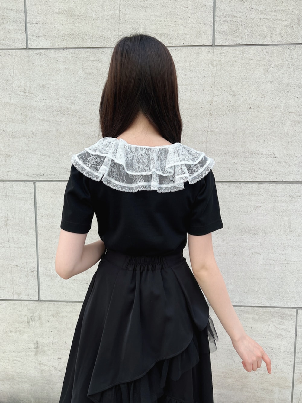 「fint、an another angelus、骨格ウェーブ、骨格ナチュラル、ブルべ、春コーデ、夏コーデ、お出かけコーデ、モノトーンコーデ、モノトーン、Tシャツ、レース、ティアードスカート、ブラック、パンプス」｜「an another angelusのクロスタイデザインパンプス（パンプス、ホワイト系）」を使った、F i.n.tさん（骨格ウェーブ・レディース・157cm）の春コーディネートの3枚目の写真