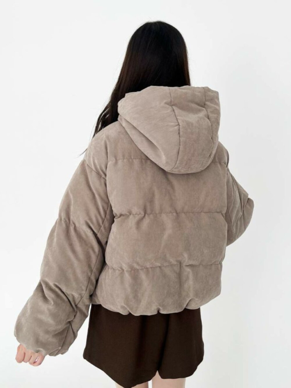 ホワイト系のTシャツ/カットソー、ブラウン系のモカシン/デッキシューズ、ブラウン系のその他パンツを着用したレディースの秋コーディネートの4枚目の写真