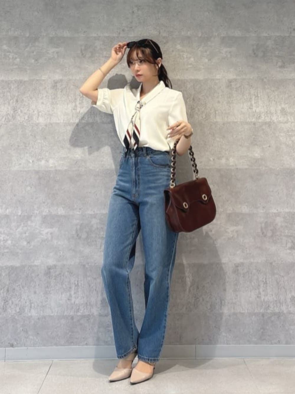 ブルー系のデニムパンツ、ホワイト系のシャツ/ブラウスを着用したレディースの夏コーディネートの2枚目の写真