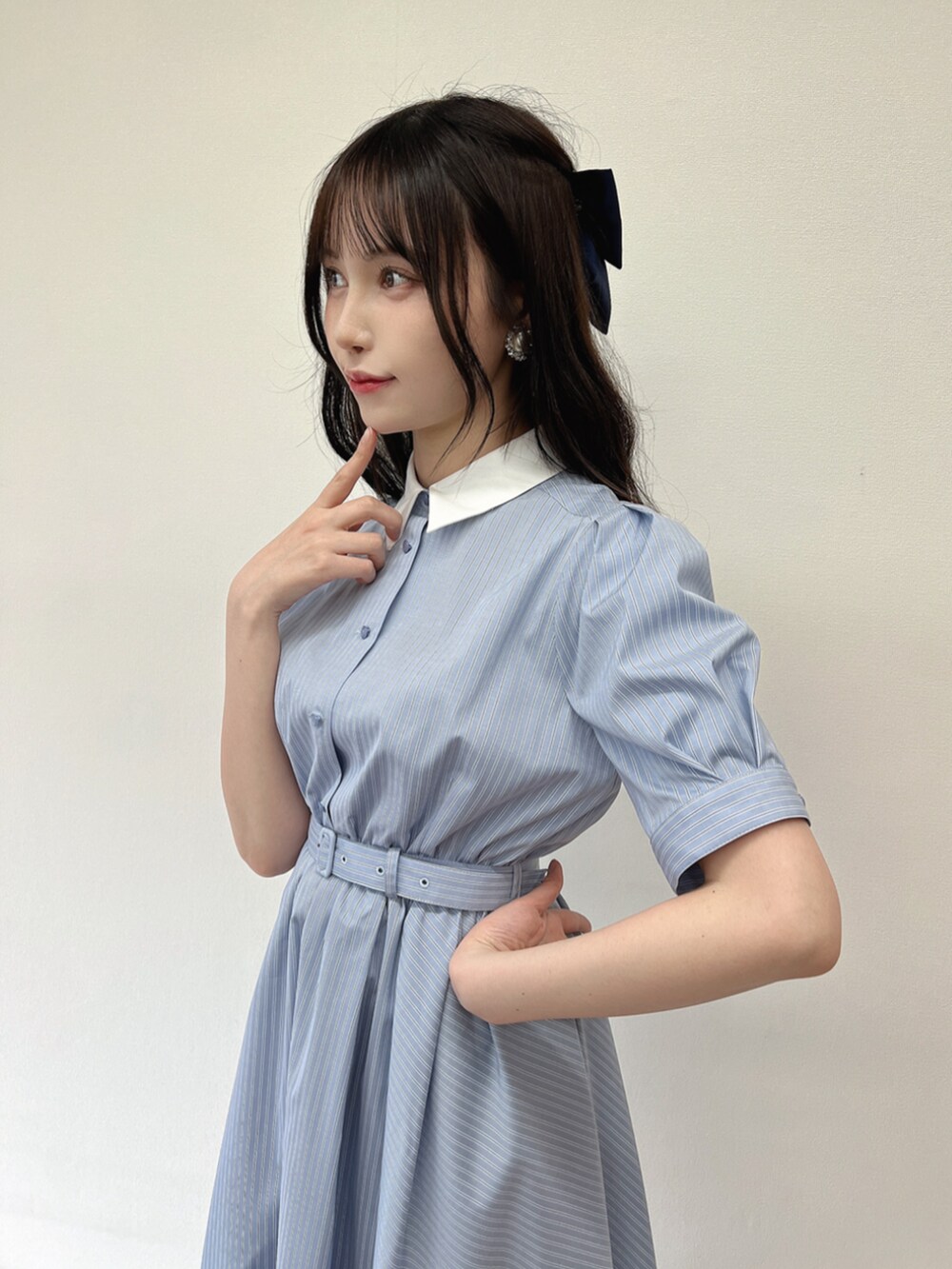 ブラック系のローファー、ブルー系のシャツワンピース、ブルー系のバレッタ/ヘアクリップを着用したレディースの春コーディネートの3枚目の写真