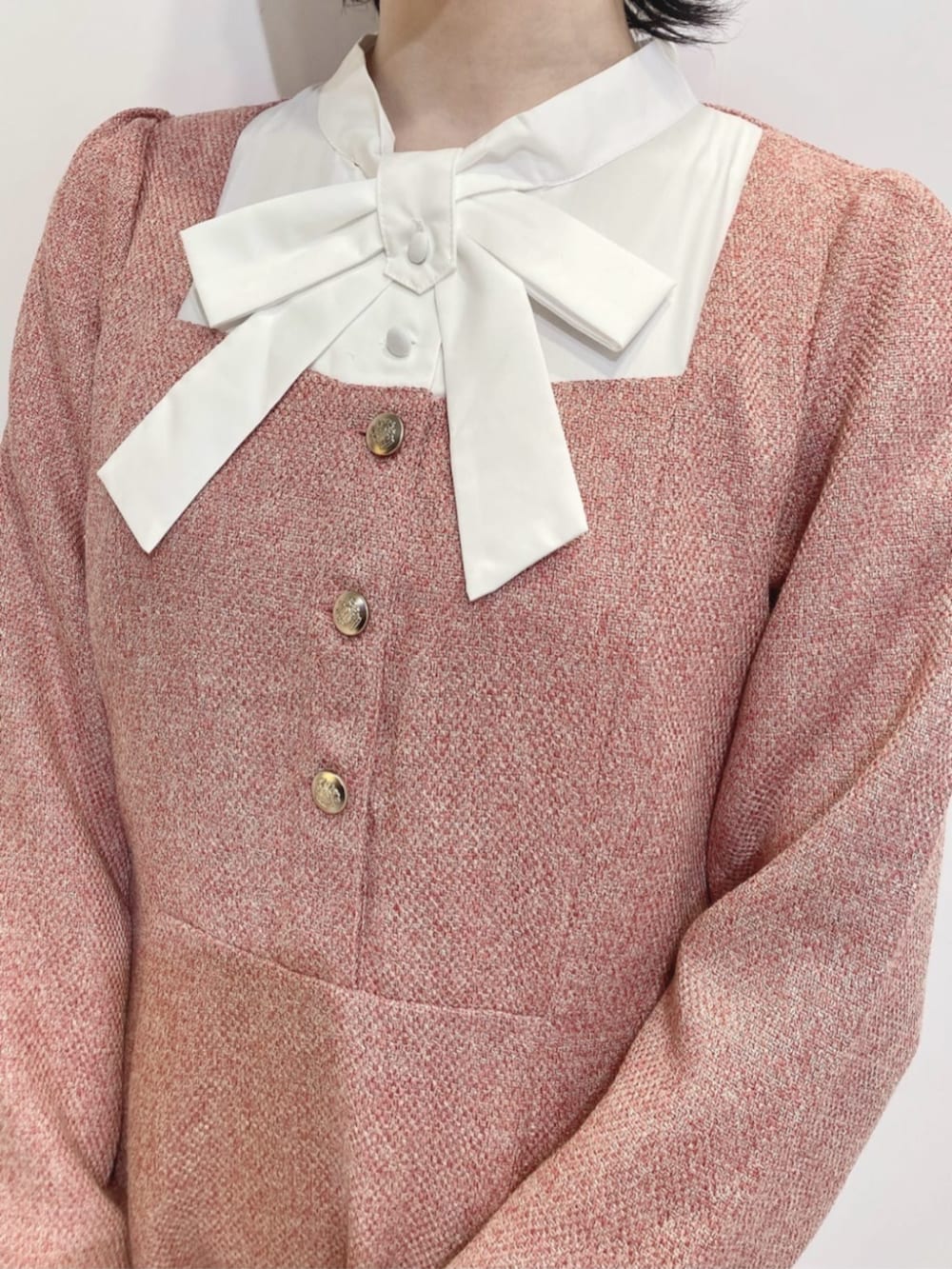 レッド系のワンピース、シルバー系のハンドバッグ、ブラック系のローファーを着用したレディースの秋コーディネートの2枚目の写真