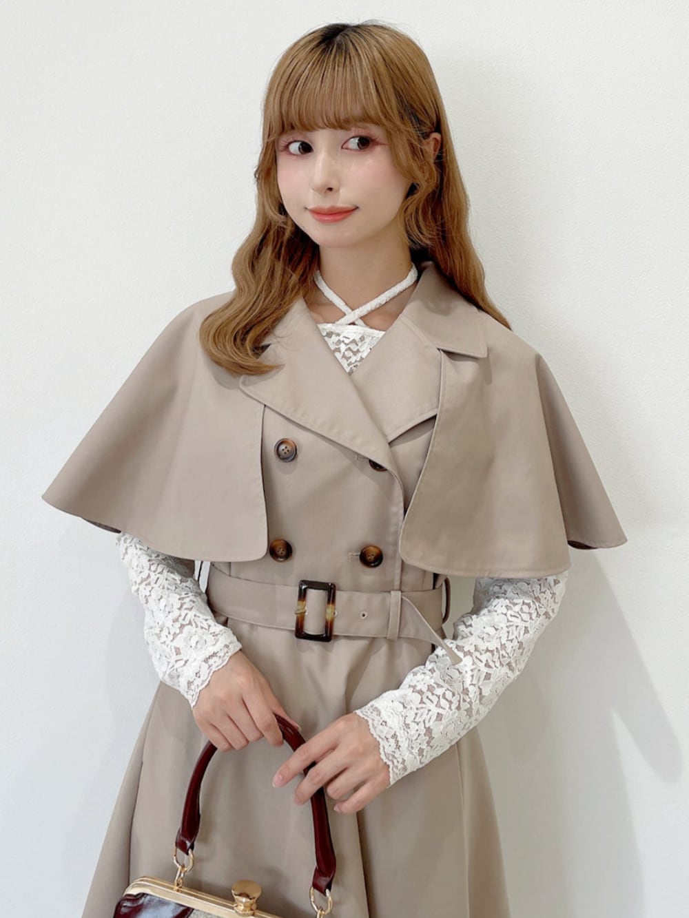 ホワイト系のTシャツ/カットソー、ベージュ系のワンピースを着用したレディースの夏コーディネートの2枚目の写真