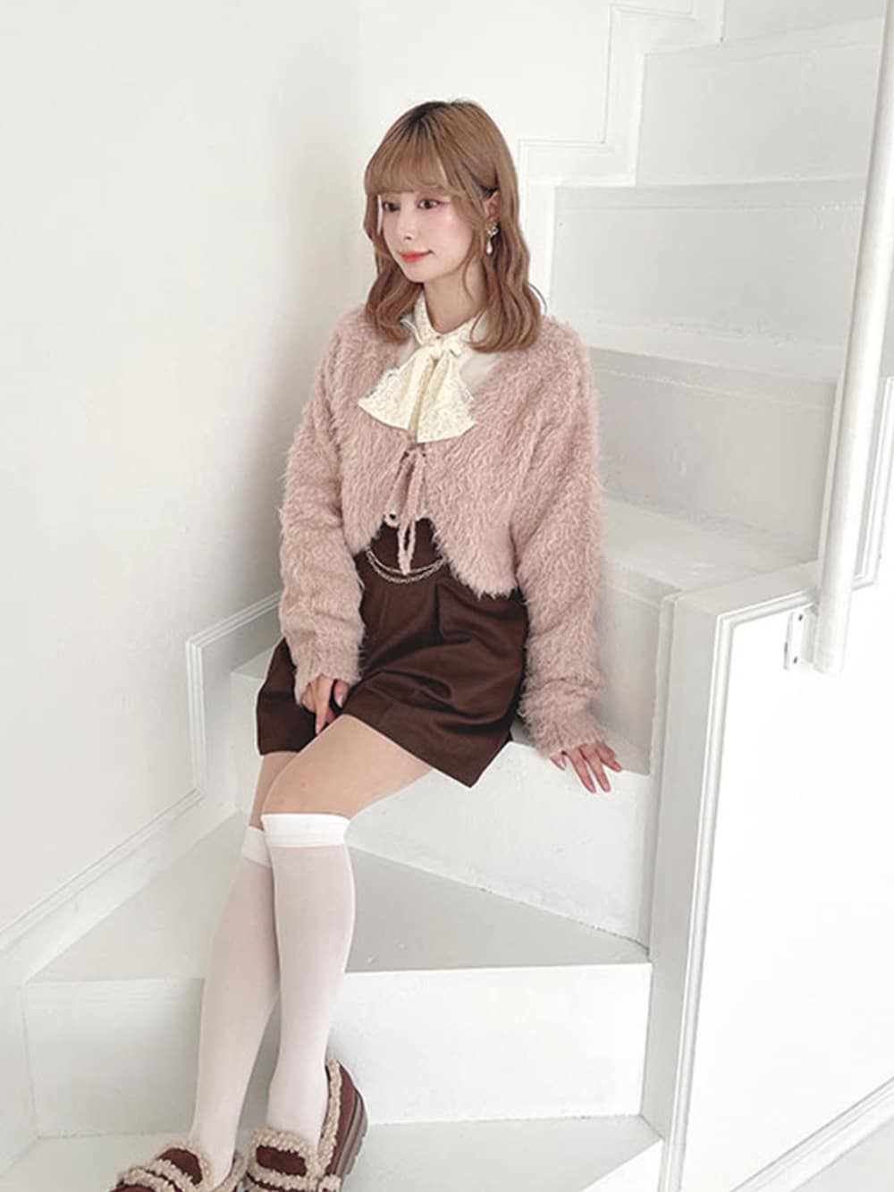 ピンク系のカーディガン/ボレロ、ホワイト系のシャツ/ブラウス、ブラウン系のその他パンツを着用したレディースの秋コーディネートの2枚目の写真