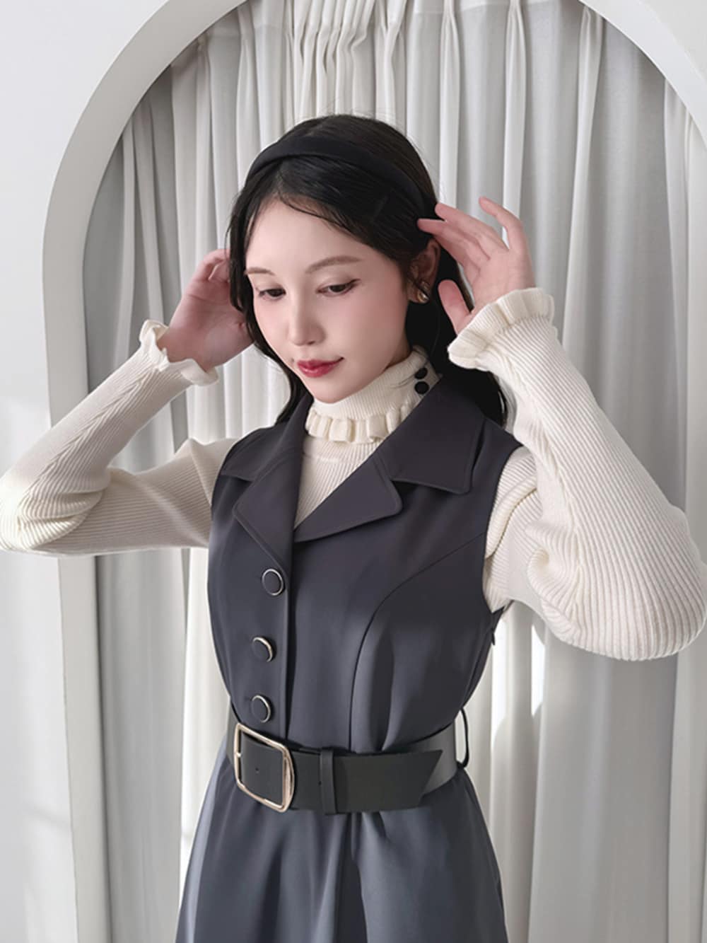 ブラック系のローファー、ホワイト系のニット/セーター、グレー系のワンピースを着用したレディースの冬コーディネートの3枚目の写真