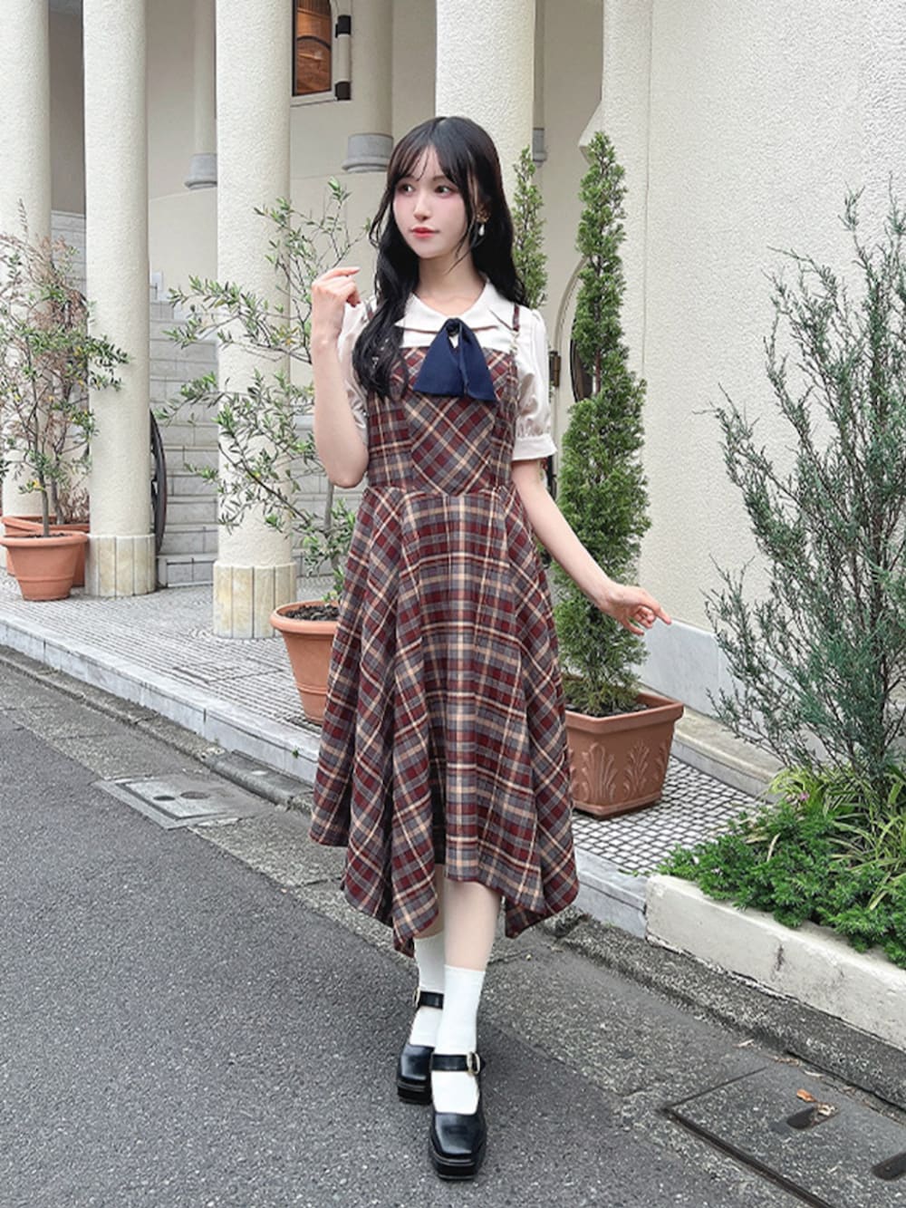 ブラック系のパンプス、ブラウン系のワンピース、ベージュ系のシャツ/ブラウスを着用したレディースの夏コーディネートの2枚目の写真