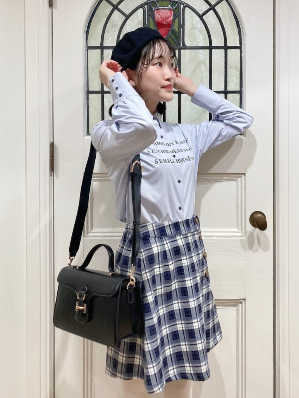「fint、an another angelus、骨格ストレート、ブルベ夏、レトロ、お出かけコーデ、シャツスタイル、ライダース、ライダースジャケット、アウター、シャツ、プリント、ミニスカート、チェック、ブーツ」|「an another angelusのベルトフラップハンドバッグ(ハンドバッグ、ブラック系)」を使った、F i.n.tさん(骨格ストレート・レディース・154cm)の冬コーディネートの2枚目の写真