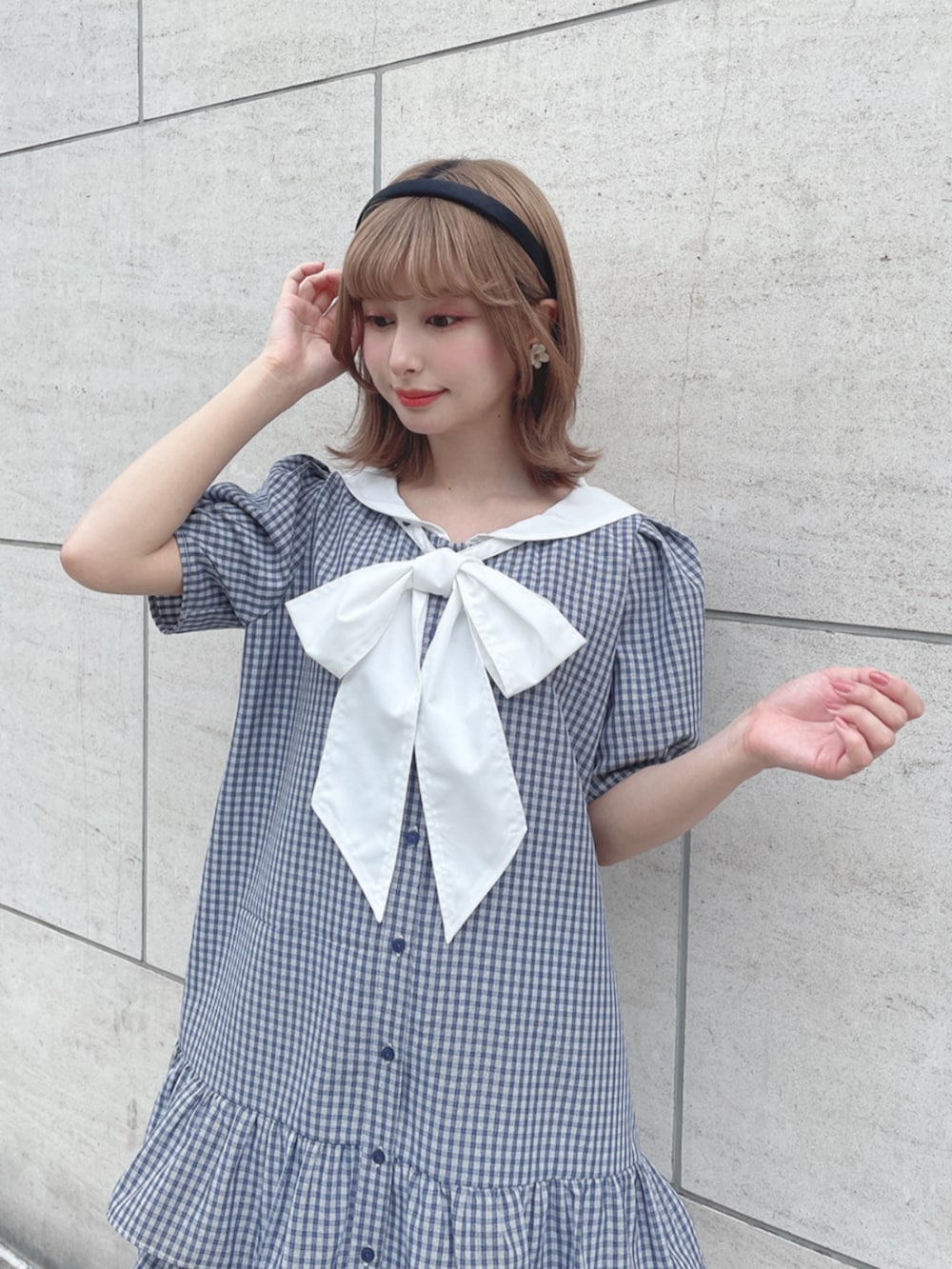 ブラック系のサンダル、ブルー系のシャツワンピース、ブラック系のカチューシャを着用したレディースの夏コーディネートの3枚目の写真