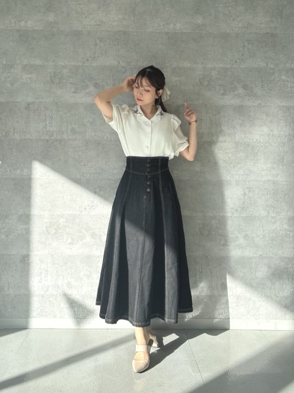 「イエベ春、低身長、デニムコーデ、デニムスカート、花刺繍、リボン」｜「an another angelusの【3サイズ展開】フロント釦デニムフレアースカート（デニムスカート、ブラック系）」を使った、F i.n.tさん（骨格ウェーブ・レディース・150cm）の春コーディネートの6枚目の写真