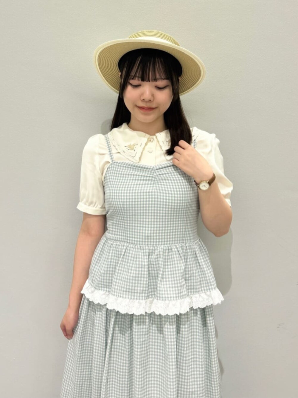 ブラウン系のローファー、ホワイト系のシャツ/ブラウス、グリーン系のワンピースを着用したレディースの春コーディネートの3枚目の写真