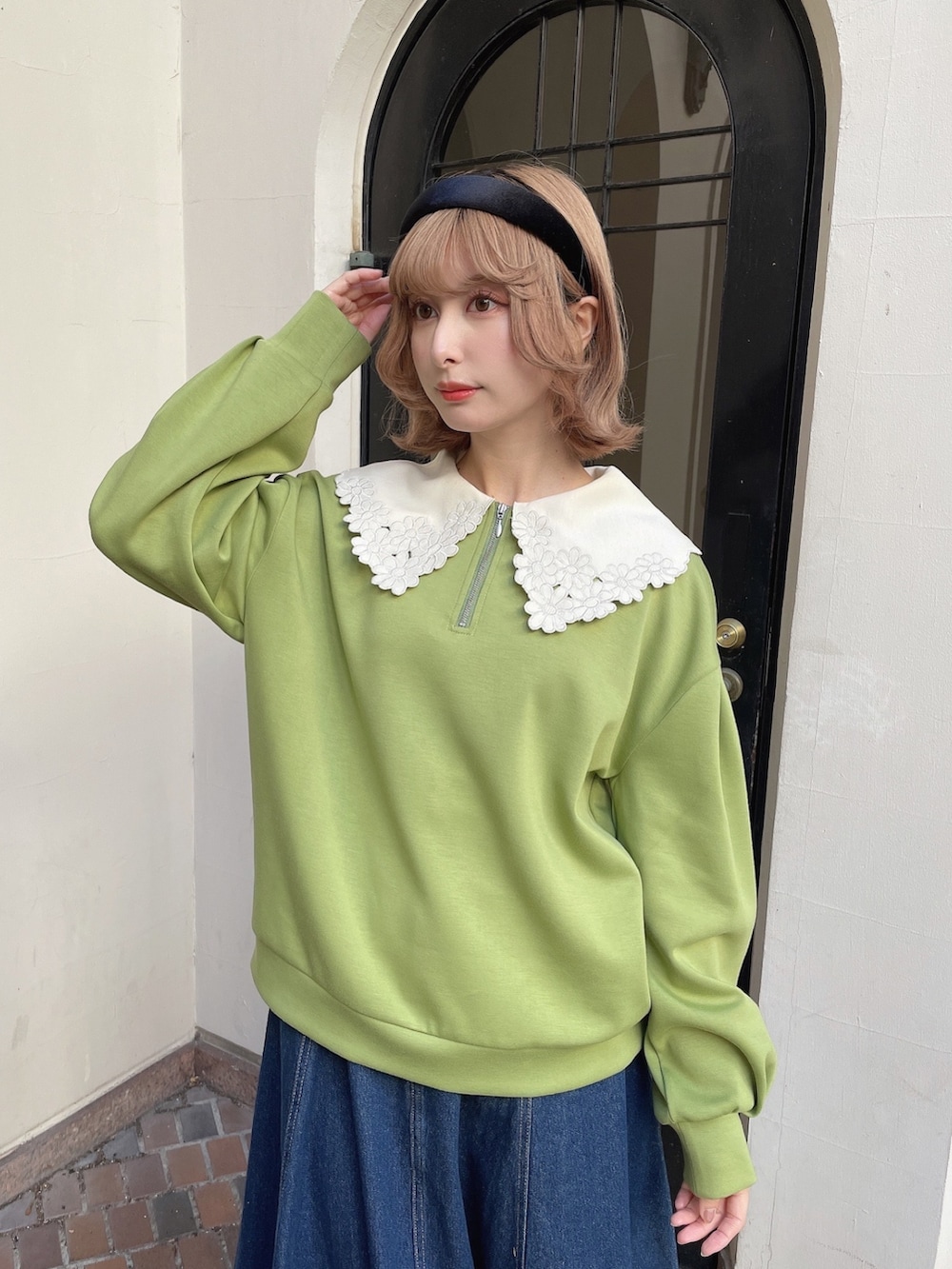 「fint、an another angelus、骨格ウェーブ、イエベ春、低身長、春コーデ、今日のコーデ、スウェット、トレーナー、春カラー、ビッグカラー、刺繍、デニムスカート、デニム、ローファー」｜「F i.n.tのクラシックアソートカチューシャ/F&A（カチューシャ、ブラック系）」を使った、F i.n.tさん（骨格ウェーブ・レディース・153cm）の冬コーディネートの2枚目の写真