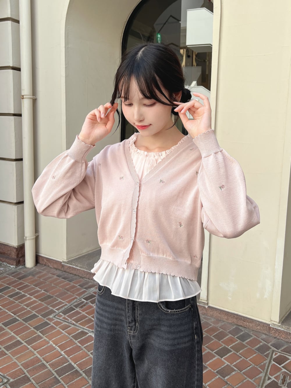 「fint、an another angelus、骨格ウェーブ、ブルべ、夏コーデ、お出かけコーデ、ootd、カジュアル、カジュアルガーリー、シアートップス、オフショル、デニム、デニムパンツ、カーディガン、バレエシューズ」｜「F i.n.tのローウエストバギーデニムパンツ（デニムパンツ、ブラック系）」を使った、F i.n.tさん（骨格ウェーブ・レディース・157cm）の夏コーディネートの2枚目の写真