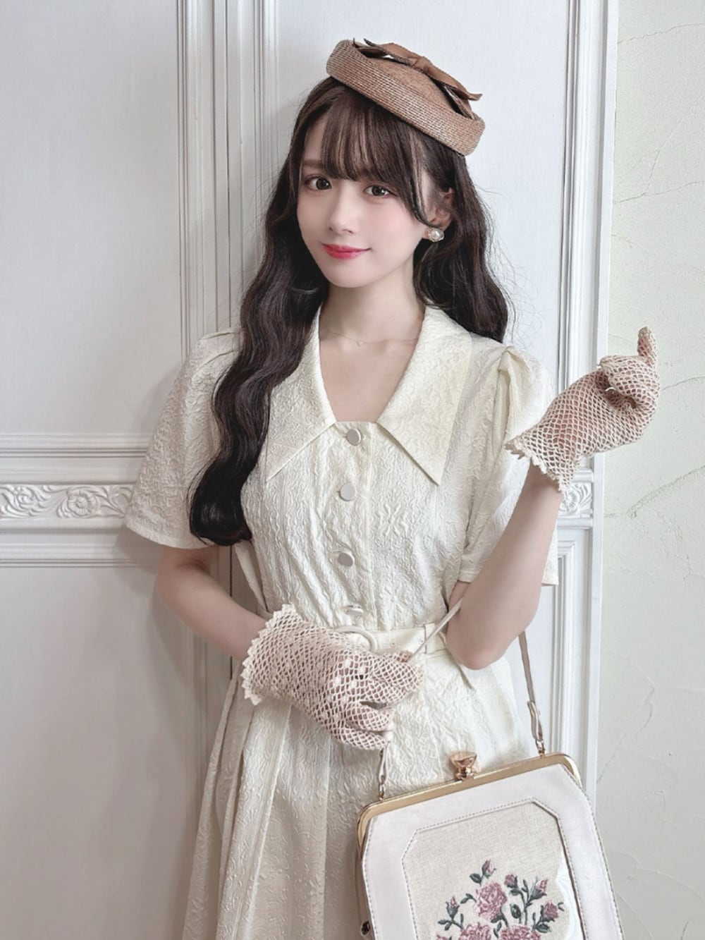 レッド系のカーディガン/ボレロ、ホワイト系のワンピースを着用したレディースの春コーディネートの3枚目の写真