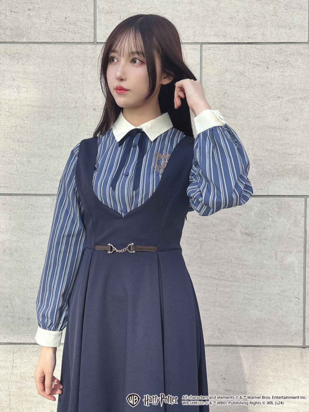 ブラック系のローファー、ブルー系のジャンパースカート、ブルー系のシャツ/ブラウスを着用したレディースの冬コーディネートの2枚目の写真