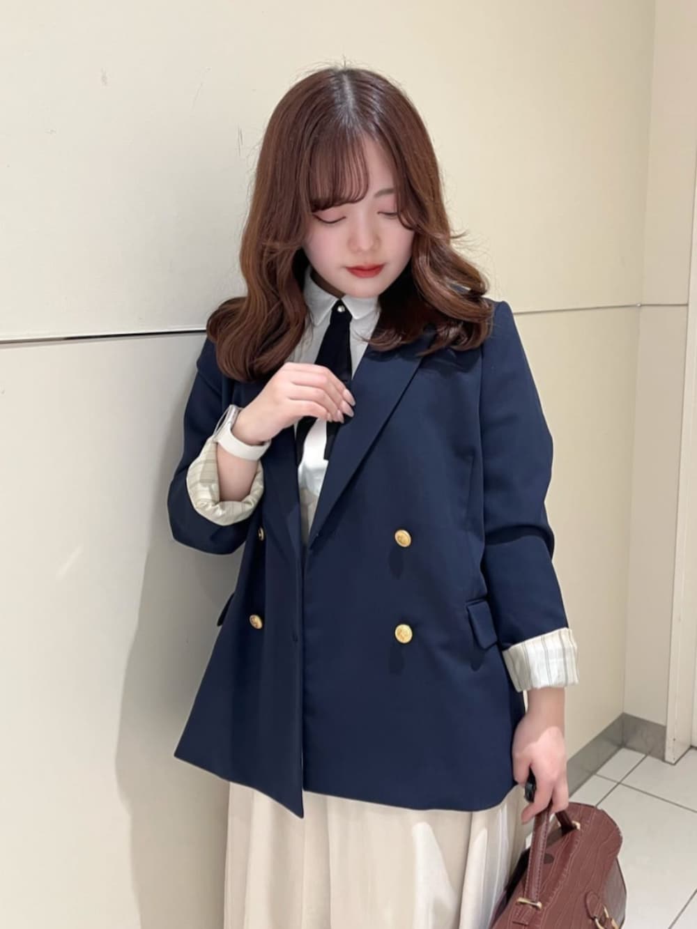 「fint、an another angelus、骨格ウェーブ、ブルベ夏、イエベ春、低身長、大人コーデ、大人女子、ジャケットスタイル、ジャケット、ブラウス、リボン、チュールスカート、ハンドバッグ、フラットシューズ」|「an another angelusのベルトフラップハンドバッグ(ハンドバッグ、イエロー系)」を使った、F i.n.tさん(骨格ウェーブ・レディース・149cm)の冬コーディネートの2枚目の写真