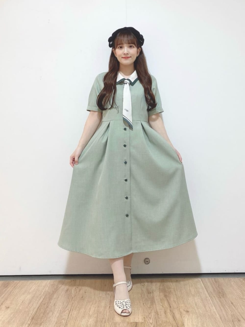 ホワイト系のサンダル、グリーン系のワンピース、グリーン系のシャツ/ブラウスを着用したレディースの夏コーディネートの3枚目の写真