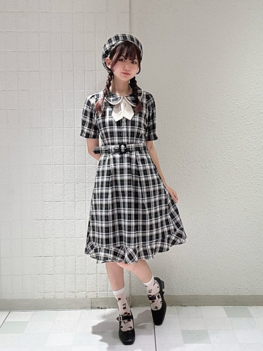 ブラック系のワンピース、ホワイト系のハンチング/ベレー帽を着用したレディースの秋コーディネートの2枚目の写真