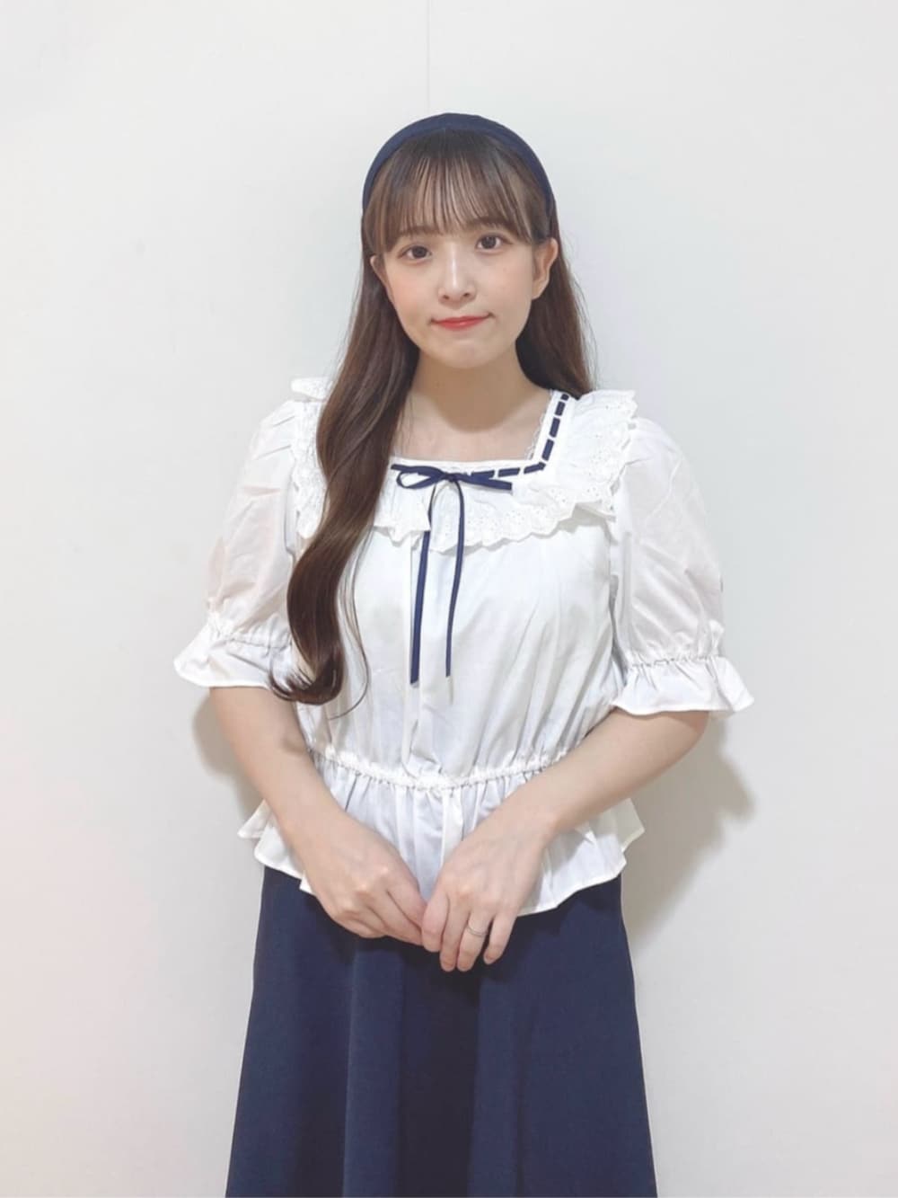 ホワイト系のサンダル、ブルー系のスカート、ホワイト系のシャツ/ブラウスを着用したレディースの夏コーディネートの3枚目の写真