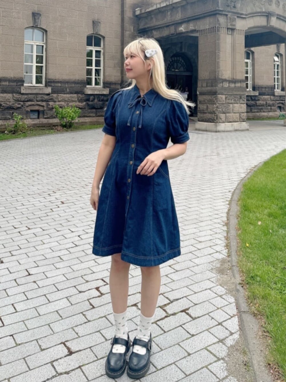 ブルー系のワンピース、ホワイト系のパーカー、グレー系のヘアピンを着用したレディースの夏コーディネートの3枚目の写真