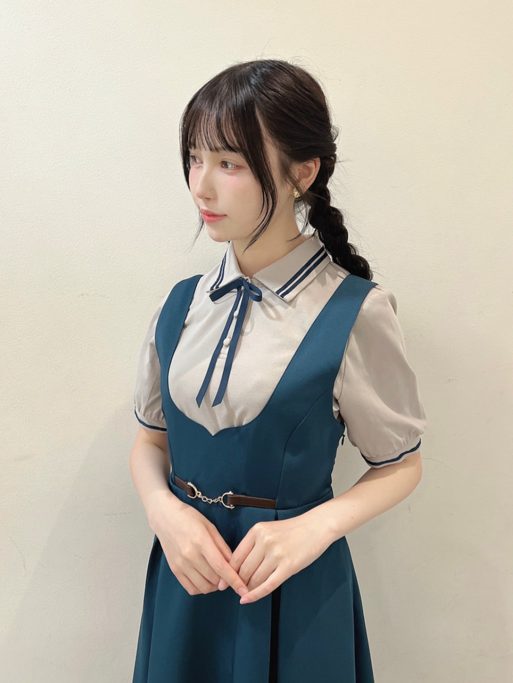 「fint、an another angelus、骨格ウェーブ、骨格ナチュラル、ブルべ、春コーデ、プレッピー、ポロシャツ、リボン、ジャンスカ、ジャンパースカート、グレー、ブルーグリーン、バレエシューズ」｜「F i.n.tの【WEB限定SS,LLサイズあり】ストラップ付リボンバレエシューズ/fint（パンプス、ブラウン系）」を使った、F i.n.tさん（骨格ウェーブ・レディース・157cm）の春コーディネートの3枚目の写真