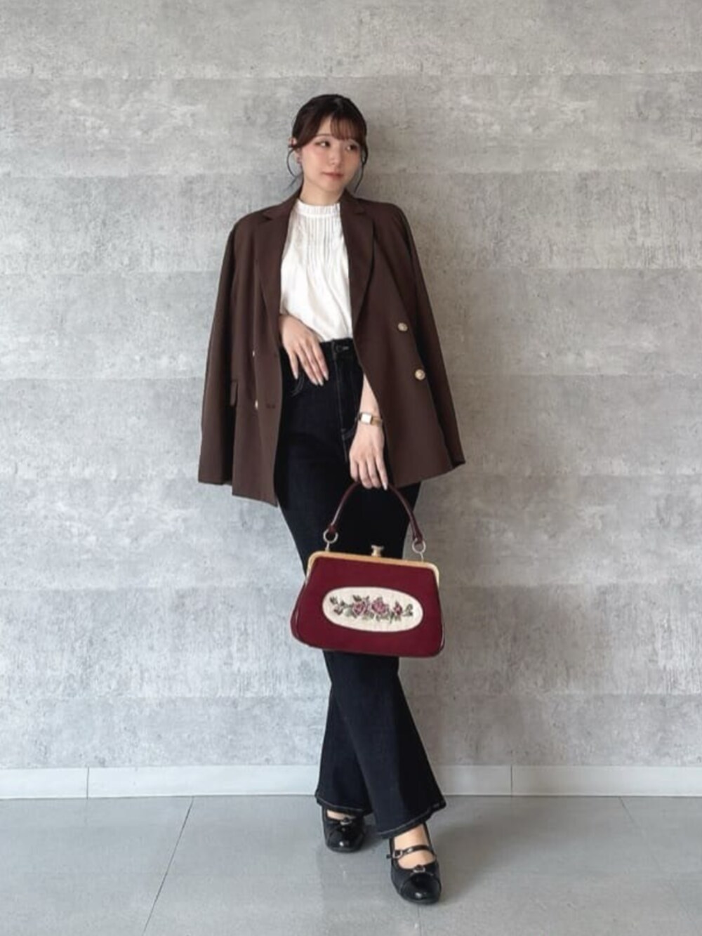 ブラック系のパンプス、ホワイト系のシャツ/ブラウス、レッド系のハンドバッグを着用したレディースの秋コーディネートの2枚目の写真