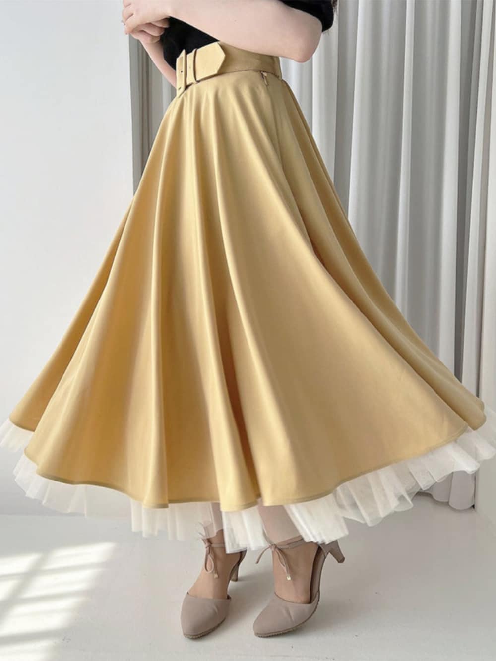 ピンク系のパンプス、イエロー系のスカート、ホワイト系のハンドバッグを着用したレディースの夏コーディネートの2枚目の写真