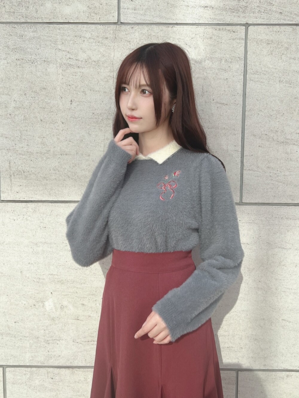 グレー系のパンプス、グレー系のニット/セーターを着用したレディースの秋コーディネートの2枚目の写真