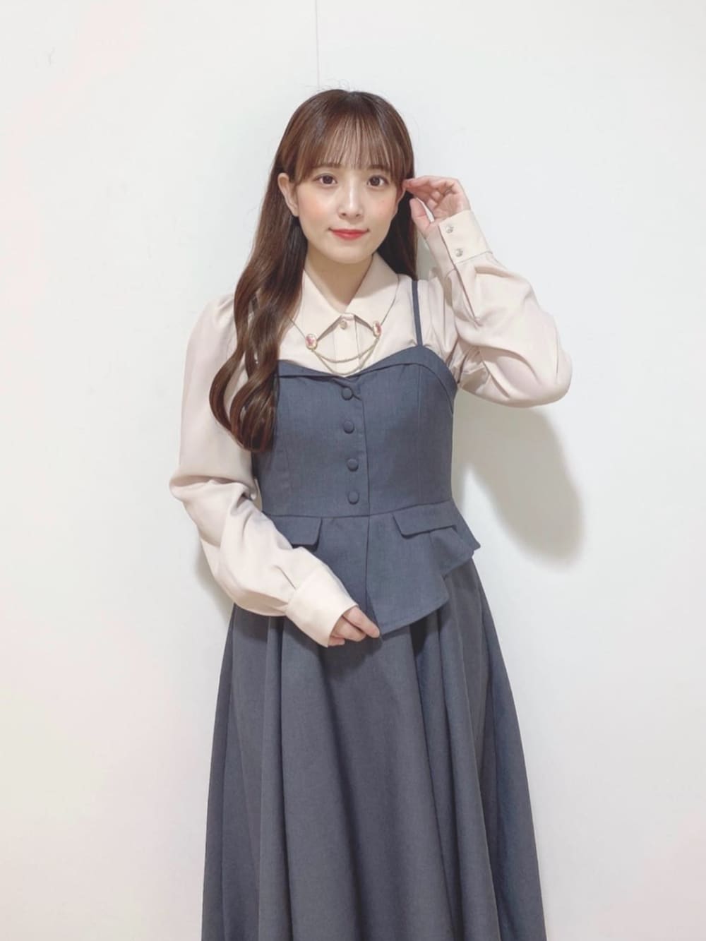 ブラック系のパンプス、ピンク系のシャツ/ブラウス、グレー系のワンピースを着用したレディースの秋コーディネートの2枚目の写真