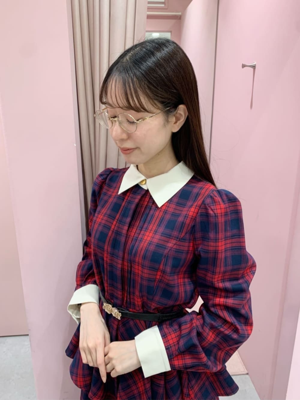 「fint、an another angelus、骨格ウェーブ、イエベ秋、低身長、秋冬コーデ、冬コーデ、クリスマス、セットアップ、赤、チェック、ぺプラムトップス、ティアードスカート、厚底シューズ」|「F i.n.tのTストラップシューズ(その他シューズ、ブラック系)」を使った、F i.n.tさん(レディース・153cm)の秋コーディネートの2枚目の写真