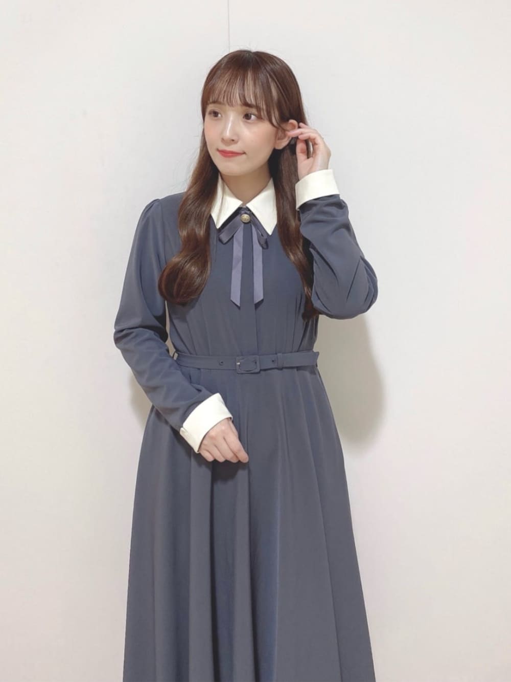 ブラック系のパンプス、グレー系のワンピース、ブルー系のハンドバッグを着用したレディースの秋コーディネートの3枚目の写真